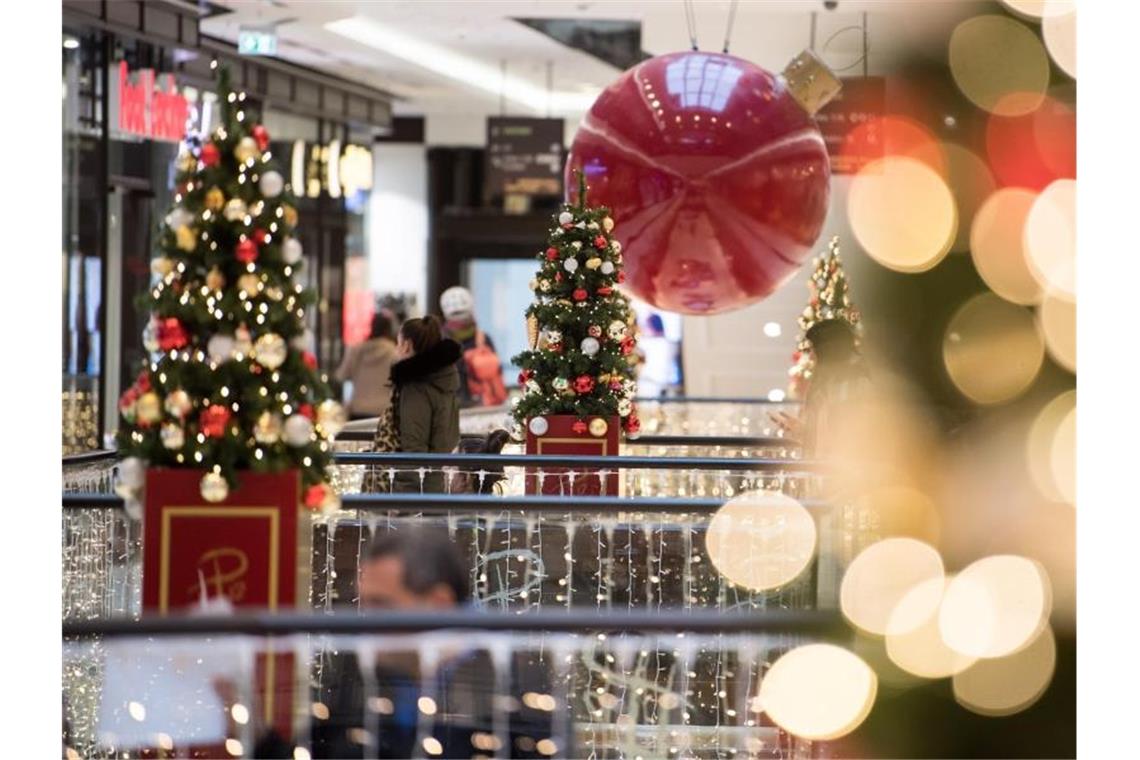 Kauflaune auf Neun-Monats-Tief gesunken Kunden schlendern durch ein weihnachtlich geschmücktes Einkaufszentrum in Berlin. Foto: Bernd von Jutrczenka/dpa