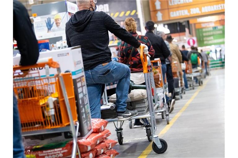 Kunden stehen mit Einkaufswagen in einem Hornbach-Baumarkt. Foto: Sven Hoppe/dpa/Symbolbild