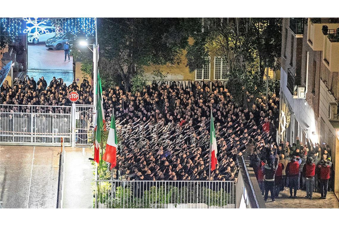 Kundgebung am Jahrestag der sogenannten Acca-Larenzia-Morde: Menschen strecken die Hand zum verbotenen faschistischen Gruß.