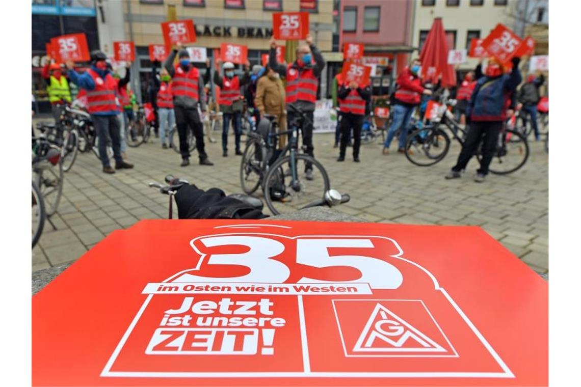 Kundgebung der IG Metall auf dem Holzmarkt in Jena. Foto: Martin Schutt/dpa-Zentralbild/dpa