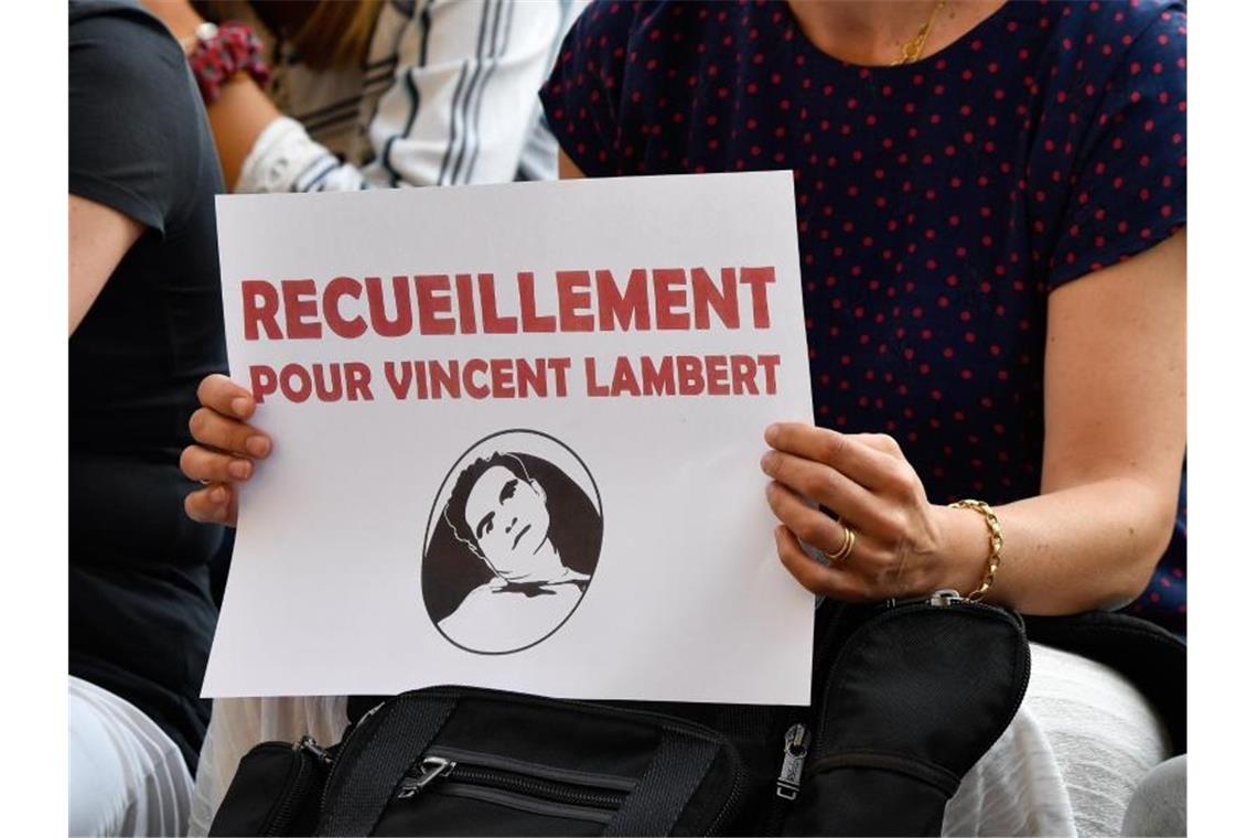 Kundgebung gegen den Behandlungsstopp von Vincent Lambert vor der katholischen Pfarrkirche Saint Sulpice. Foto: Julien Mattia/Le Pictorium Agency via ZUMA