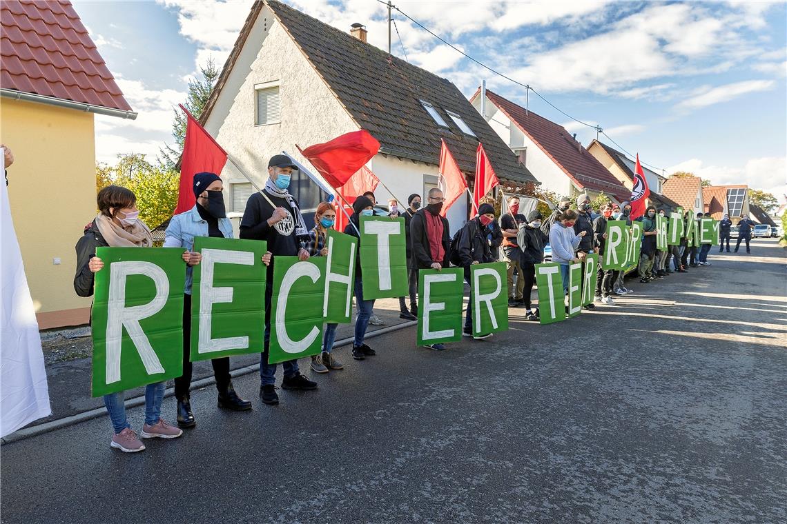 Kundgebung in Sachsenweiler: rund 30 Demonstranten, aber kaum Zaungäste. Foto: J. Fiedler