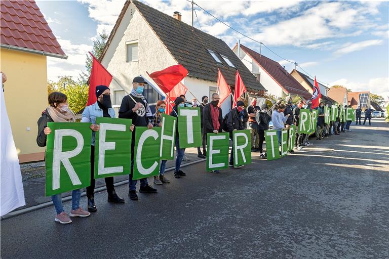 Kundgebung in Sachsenweiler: rund 30 Demonstranten, aber kaum Zaungäste. Foto: J. Fiedler