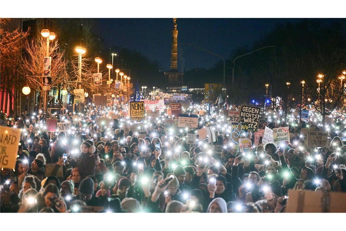 Merz will als Kanzler nicht auf AfD-Stimmen setzen Kundgebung unter dem Motto "Aufstand der Anständigen - Wir sind die Brandmauer!" in Berlin.