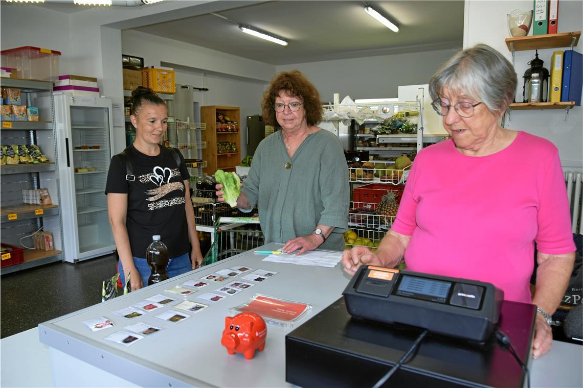 Tafel Murrhardt: Helfen mit Herz und Technik Kundin Marianqa Kostiak (links) schaut zu, wie das Zweierteam an der Kasse zusammenarbeitet – Andrea Klenk (Mitte) schaut nach dem Preis und Renate Göckler gibt ihn ein. Foto: Elisabeth Klaper