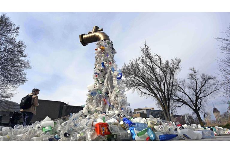 Kunst als Verhau: „Giant plastic tap“  –   zur Erinnerung vor dem Eingang zur soeben erst zu Ende gegangenen Internationalen Umweltkonferenz im  kanadischen Ottawa.