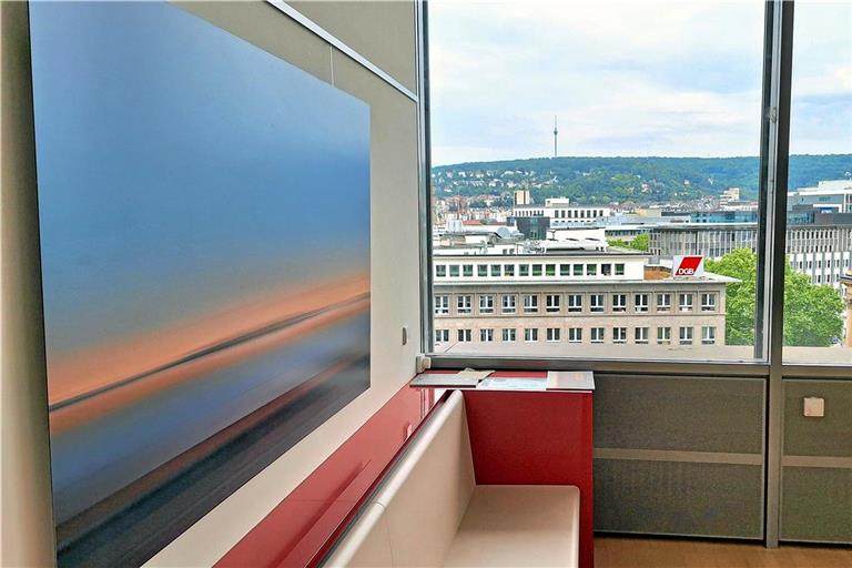 Kunst mit Aussicht: Die Werke im achten Stock des Finanzgerichts, hier die Fotografie „La Vitesse“ von Kurt Entenmann, kommen durch die hellen Räume und die Stuttgarter Skyline im Hintergrund gut zur Geltung. Foto: Kai Wieland