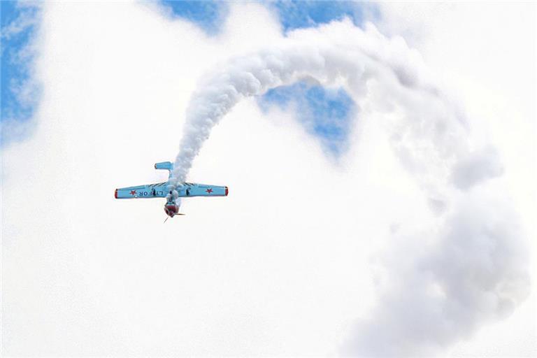 Kunstflieger Volker Fischer zeigt mit seiner Yak-52 eine beeindruckende Flugshow.