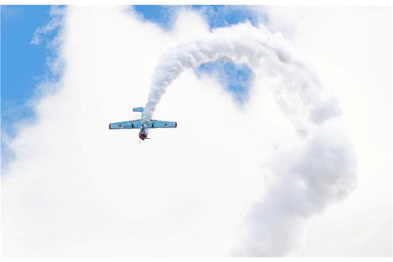 Kunstflugprofis zeigen in Heiningen ihr Können. Archivfoto: Tobias Sellmaier