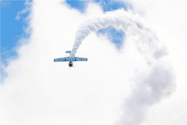 Kunstflugprofis zeigen in Heiningen ihr Können. Archivfoto: Tobias Sellmaier