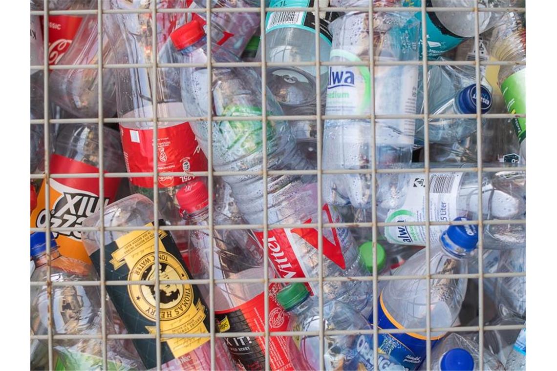 Kunststoff aus recycelten Flaschen soll vom kommenden Jahr an bei Continental für die Pkw-Reifenherstellung genutzt werden. Foto: Sebastian Gollnow/dpa