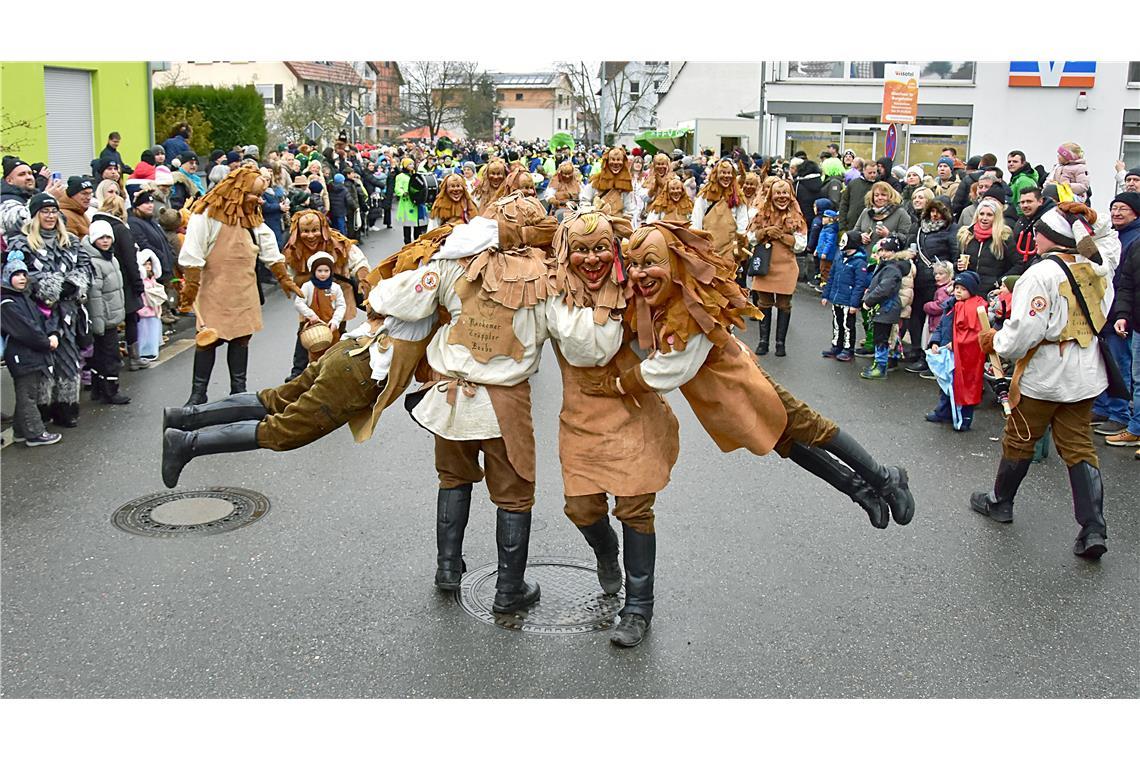 Kunststücke wie dieses Narrenkarussell dürfen bei den Träppla Buaba nicht fehlen...