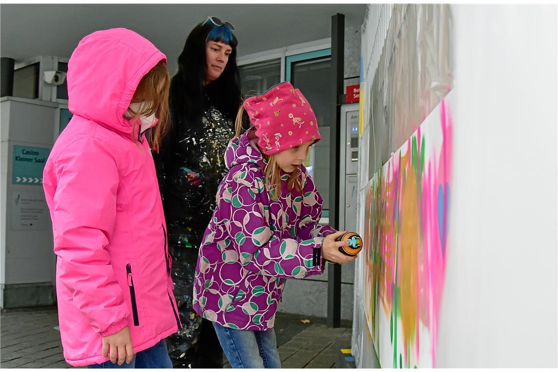 Kunstwerke am Obstmarkt mit Candy Joyce (mitte). Backnanger Gänsemarkt 2025.