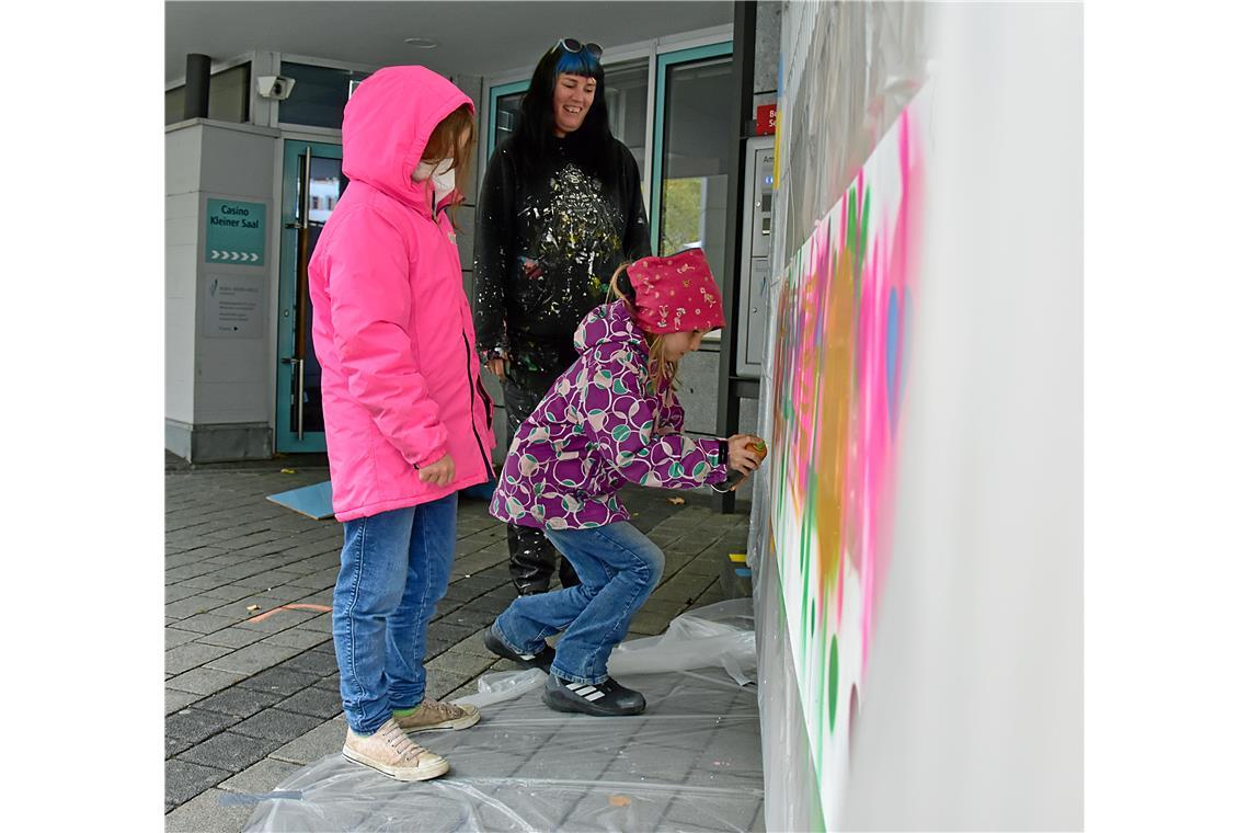 Kunstwerke am Obstmarkt mit Candy Joyce (mitte). Backnanger Gänsemarkt 2025.