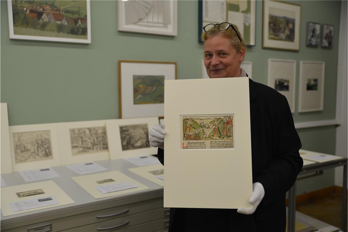 Neues Ausstellungsprogramm des Graphik-Kabinetts der Stadt Backnang Kuratorin Simone Scholten mit dem Holzschnitt „Das Martyrium der Heiligen Nazarius und Celsus“. Foto: Ingrid Knack