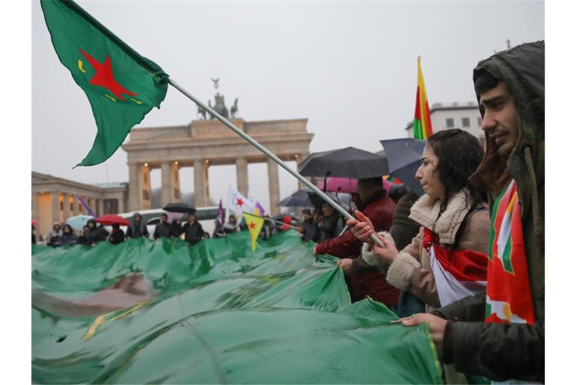 Kurden bei einer Demo gegen die türkische Militäroffensive in Nordsyrien. Foto: Jörg Carstensen/dpa