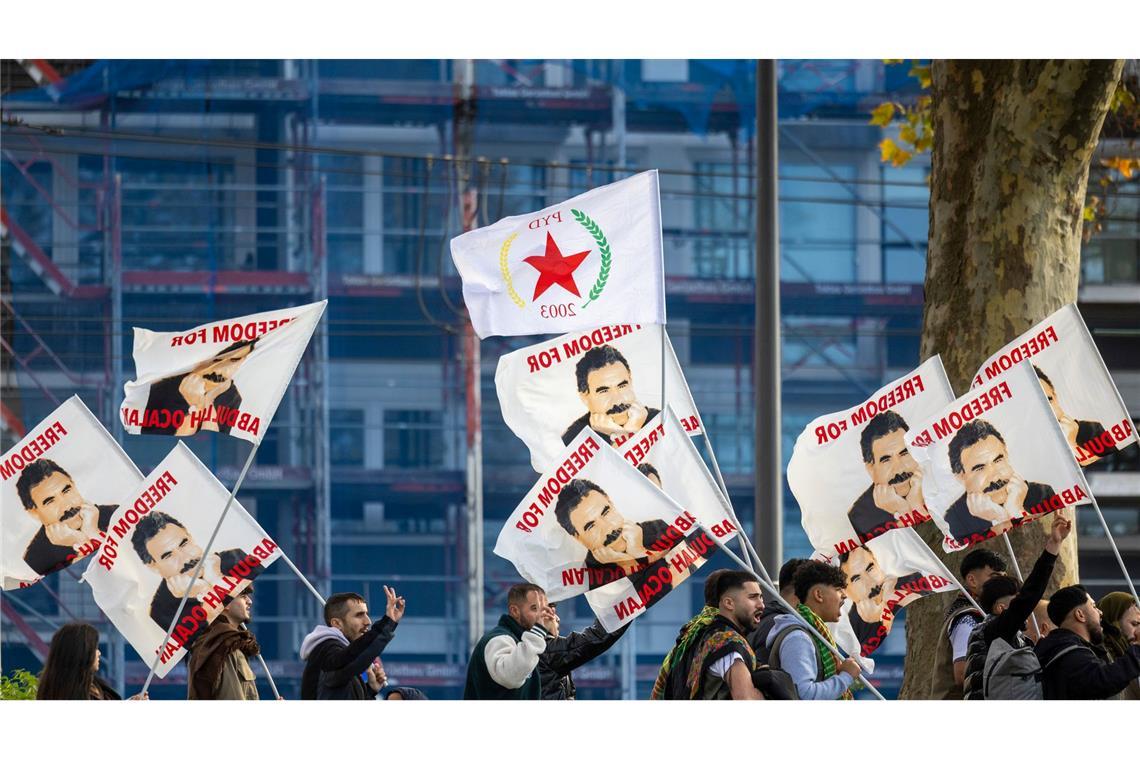Kurden demonstrieren für die Freilassung von Abdullah Öcalan.