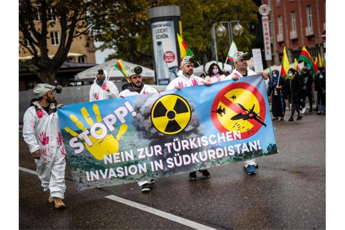 Friedliche Kurden-Demos im Südwesten Kurdische Anhänger laufen bei einer Demonstration durch die Stuttgarter Innenstadt. Foto: Christoph Schmidt/dpa