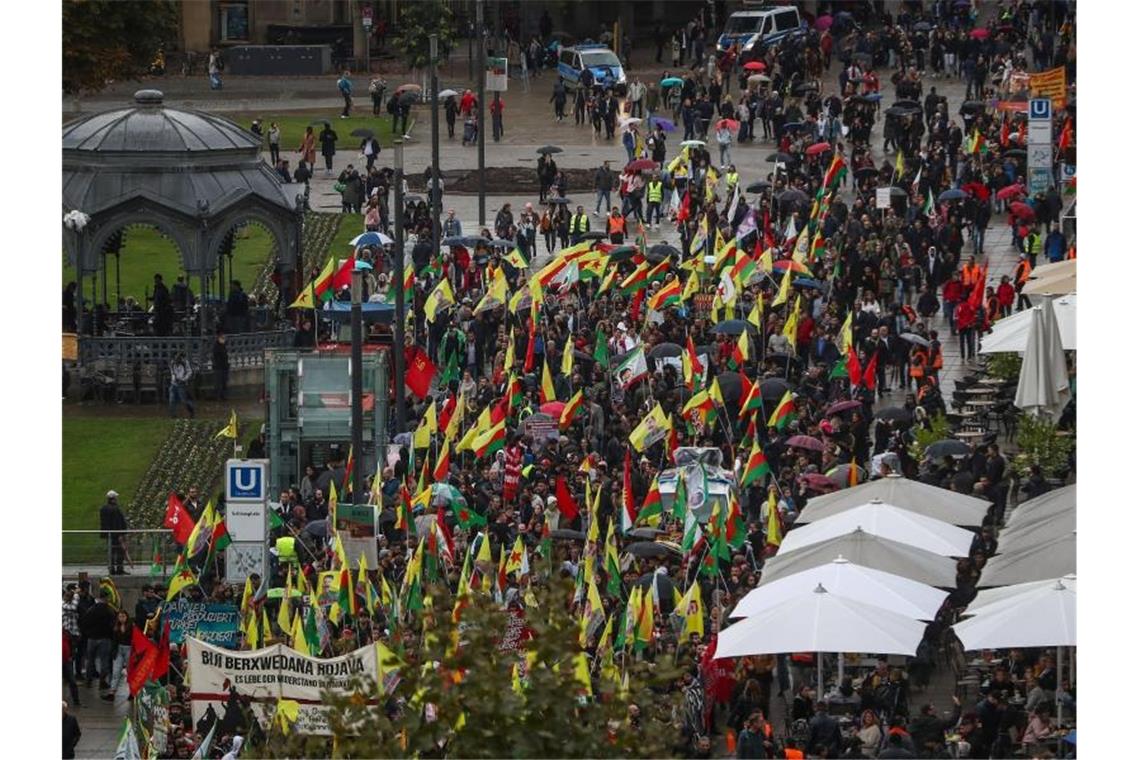 Kurdische Demonstranten ziehen über die Königstraße. Foto: Christoph Schmidt/dpa