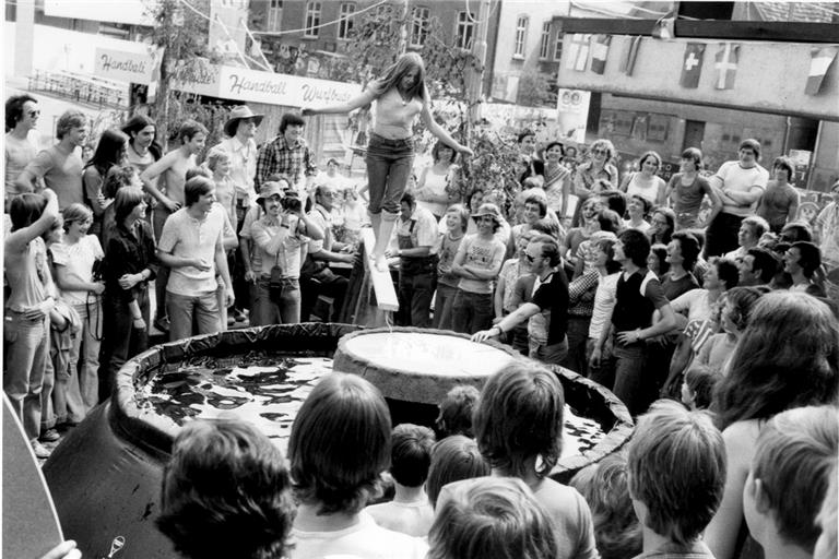Kuriose Aktionen und Wettbewerbe waren früher fester Bestandteil des Backnanger Straßenfests. Dieses Foto stammt aus dem Jahr 1976. Repro: Peter Wolf