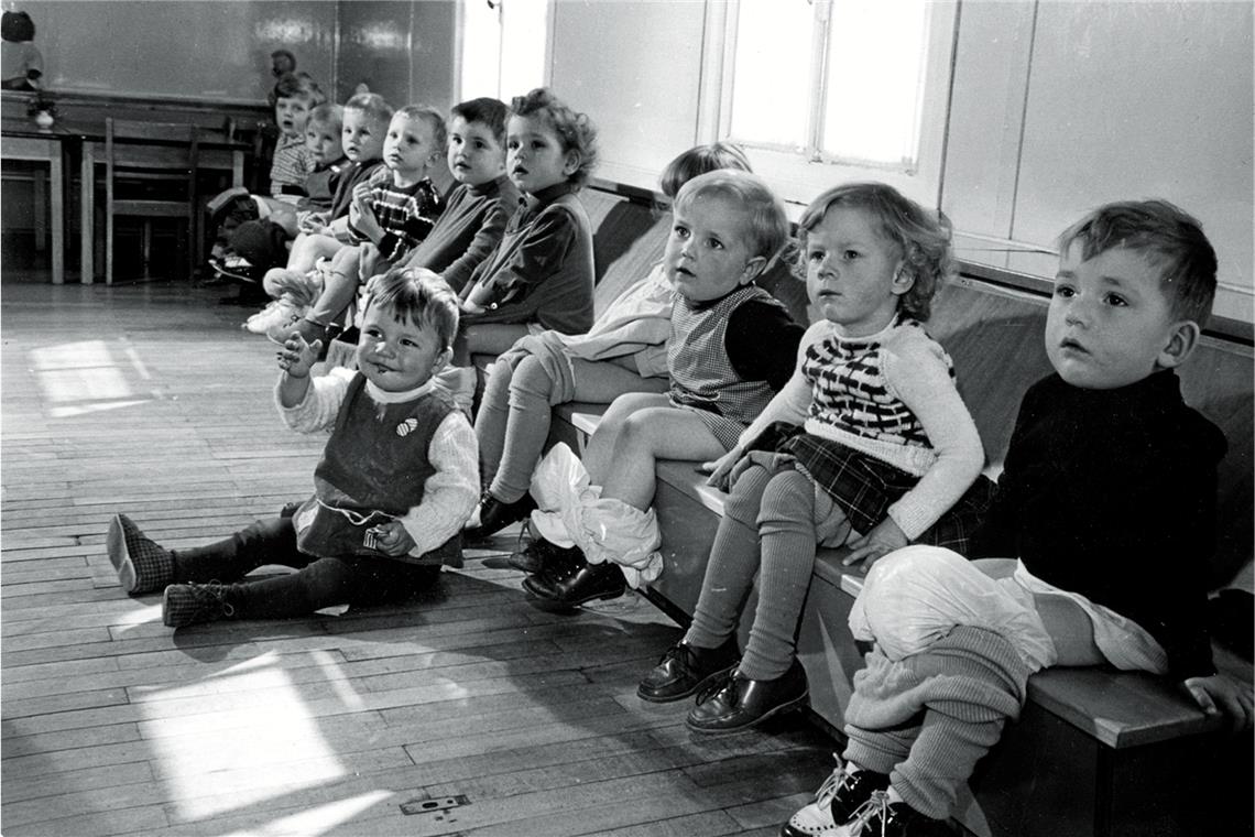 Kurioser Schnappschuss: Eine „Sitzung“ im betriebseigenen Kindergarten der Spinnerei. Dieser wurde 1941 eröffnet.
