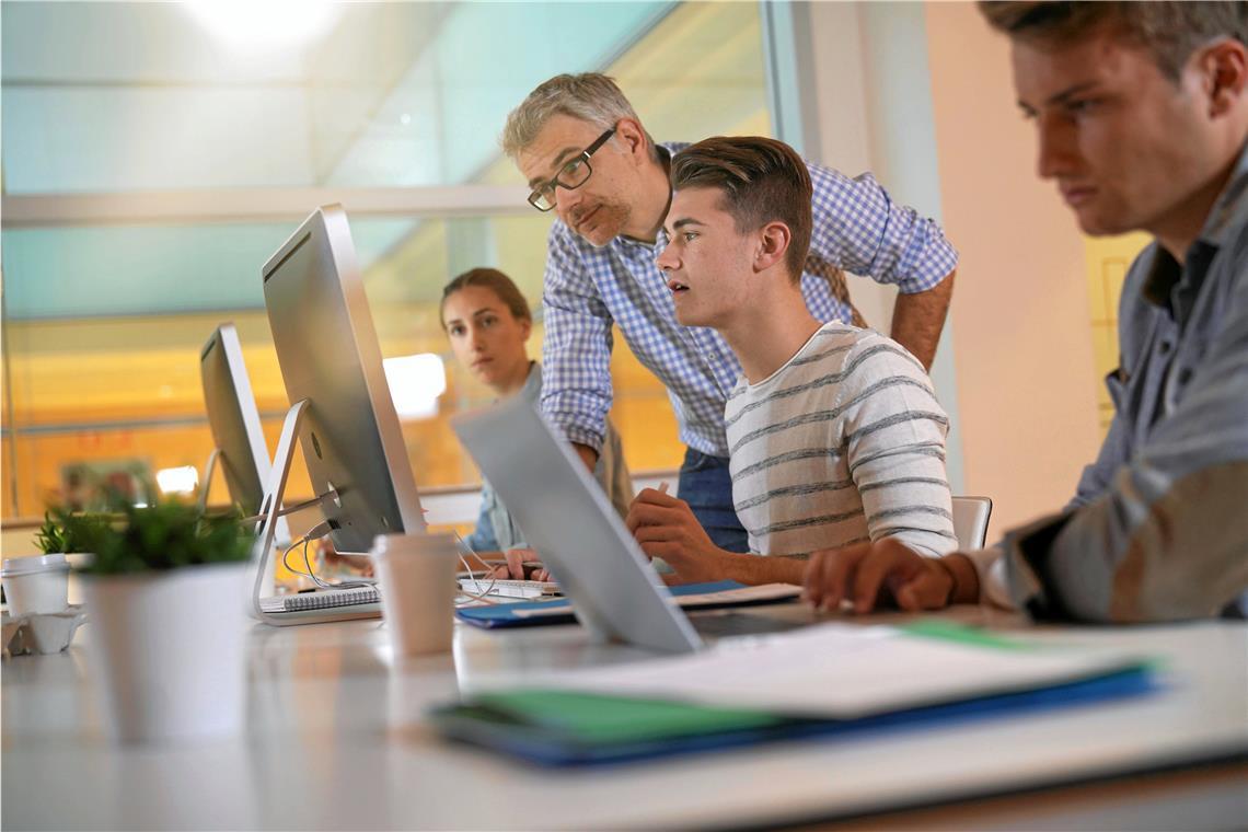 Wie man den Umgang mit KI erlernen kann Kurse darüber, wie man künstliche Intelligenz einsetzen kann, werden schon an vielen Schulen, Volkshochschulen und von Branchenverbänden angeboten. Symbolfoto: goodluz - stock.adobe.com