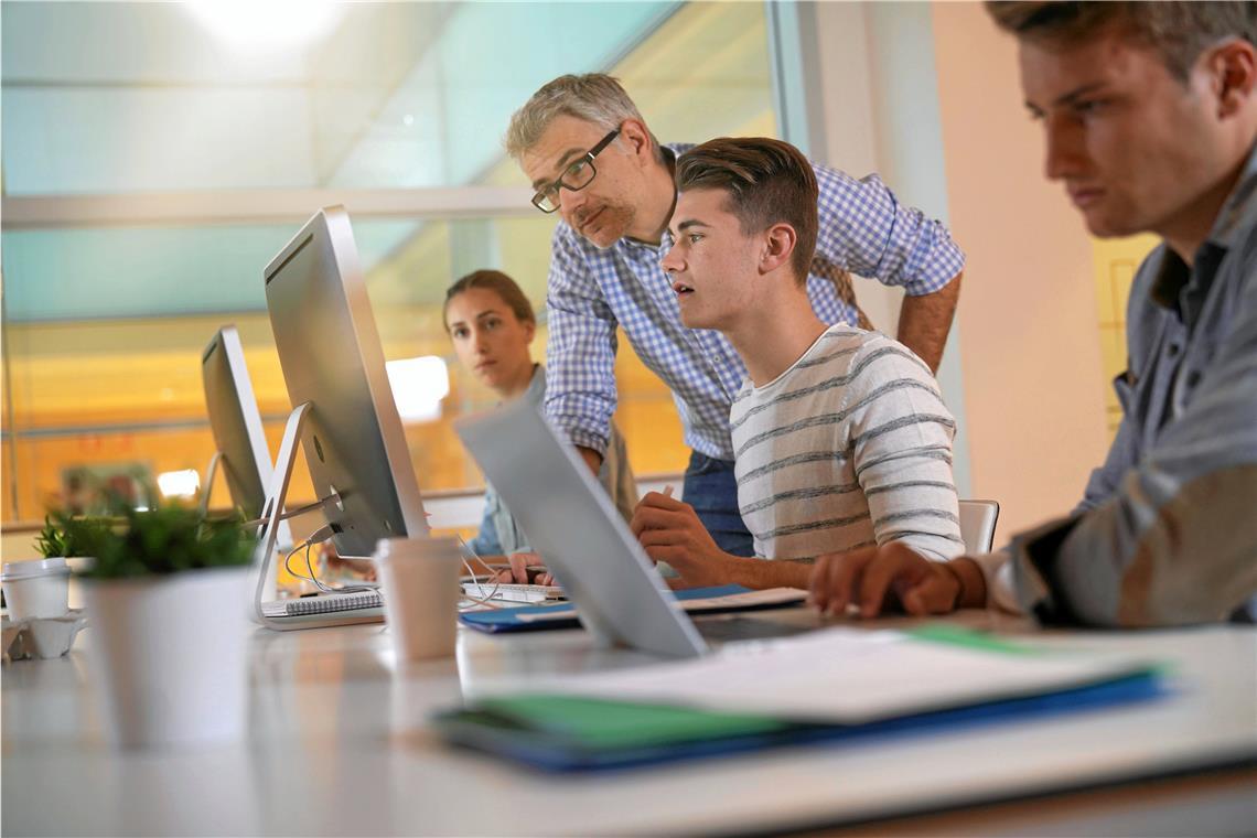 Kurse darüber, wie man künstliche Intelligenz einsetzen kann, werden schon an vielen Schulen, Volkshochschulen und von Branchenverbänden angeboten. Symbolfoto: goodluz - stock.adobe.com