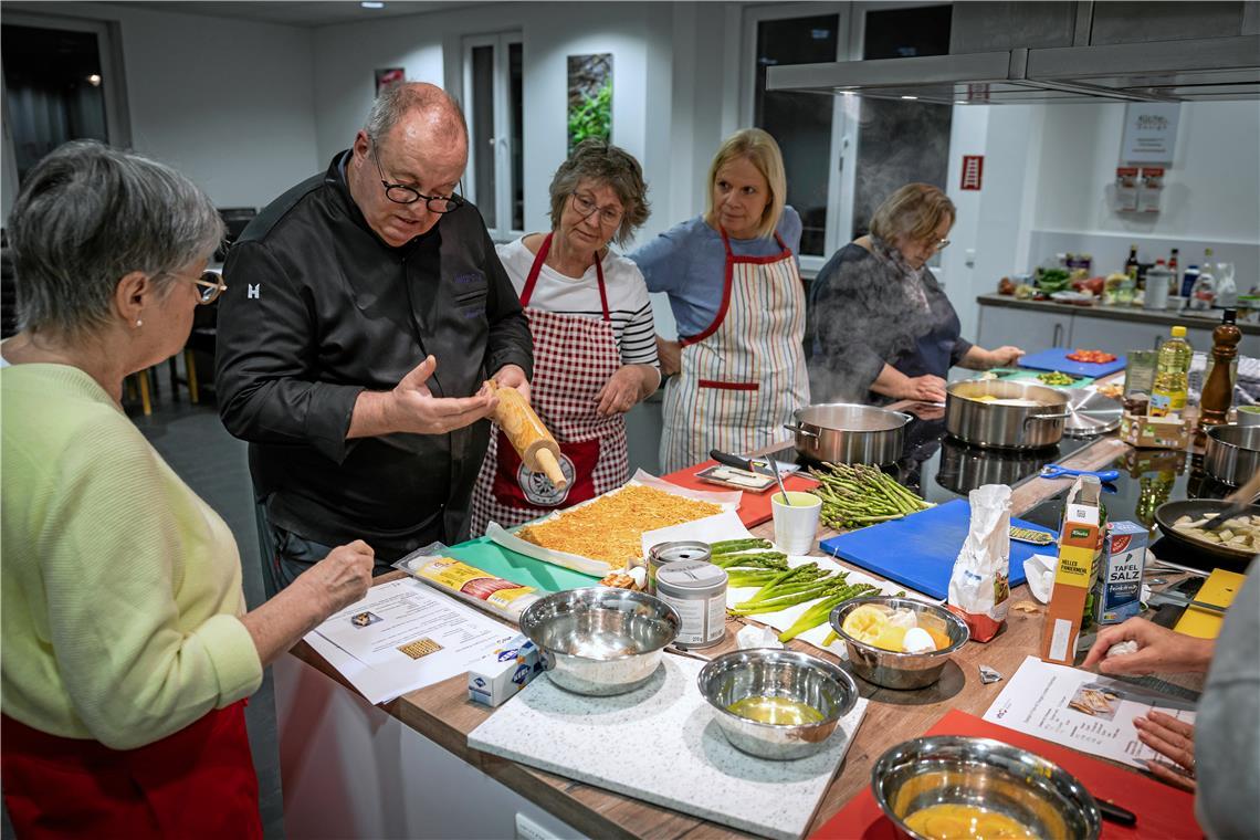 Königliches Gemüse mal anders zubereitet Kursleiter Hans Amberg (schwarze Kochjacke) geht mit den Teilnehmerinnen eines der vielen Rezepte durch. Foto: Alexander Becher