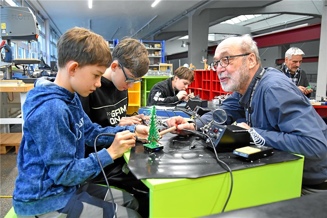 Kursleiter Theo Wiesmann betreut die Brüder Daniel (links) und Raphael aus Burgstetten während des Kurses. Foto: Tobias Sellmaier