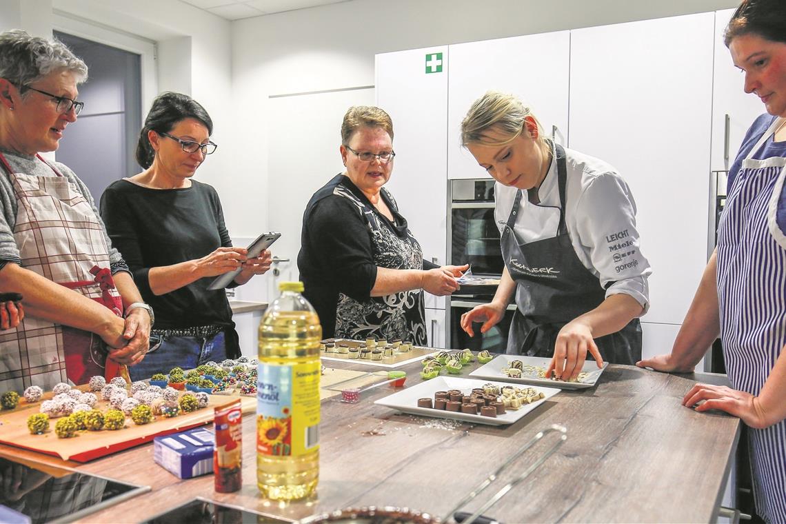 Alles ist gut, wenn es aus Schokolade ist Kursleiterin Michaela Strambach zeigt den Teilnehmerinnen, wie köstliche Pralinen gelingen – viel Fingerspitzengefühl ist bei den einzelnen Arbeitsschritten gefragt. Fotos: A. Becher