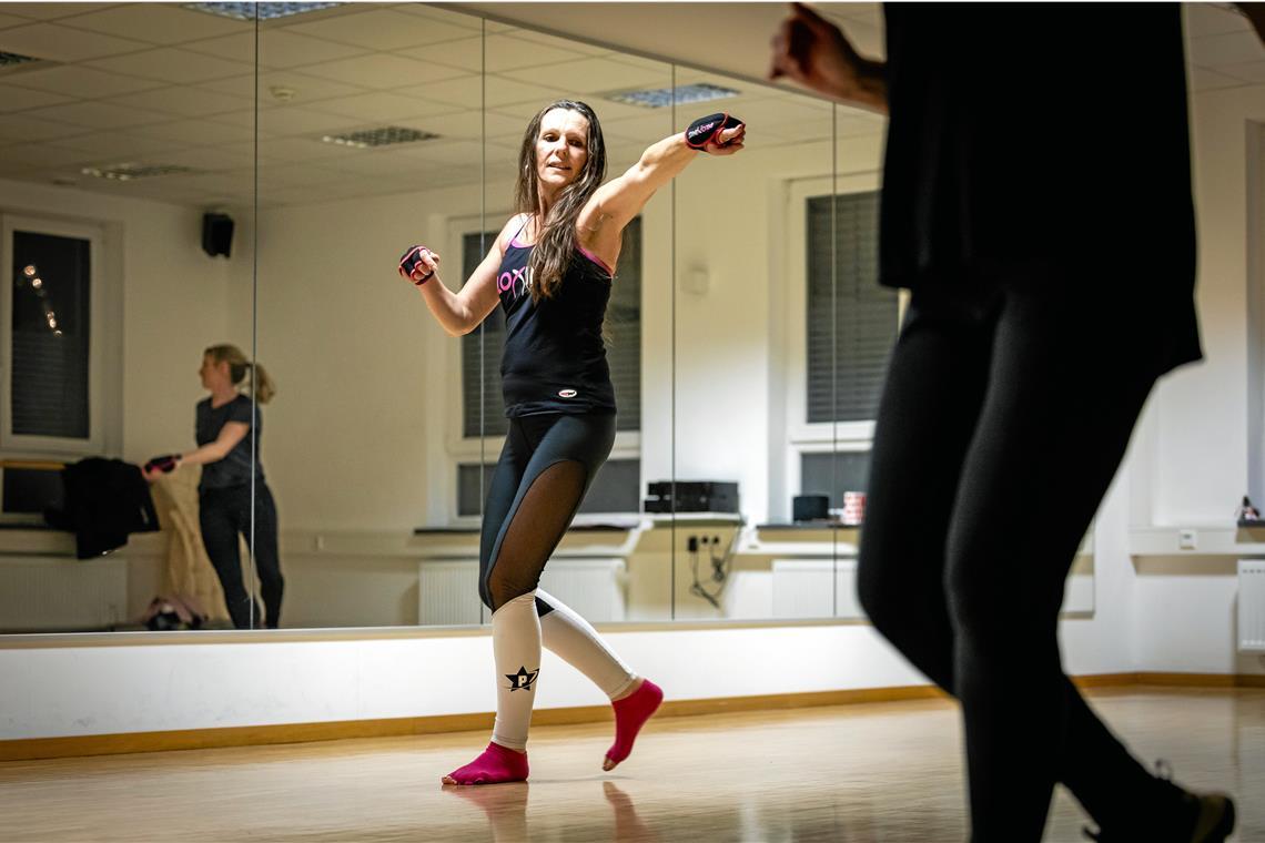 Trendsport Piloxing kommt in Backnang an: „Die perfekte Mischung aus Spaß und Action“ Kursleiterin Tanja Stoll und ihre Teilnehmerinnen haben sich an fünf Terminen gemeinsam ausgetobt. Foto: Alexander Becher