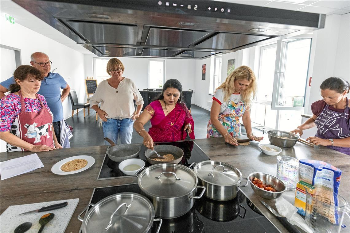 Von der Vielfalt in der indischen Küche Kursleiterin Urvi Shah (Mitte) zeigt die Zubereitung von Paratha, gebratenen Fladenbroten. Foto: Dietmar van der Linden