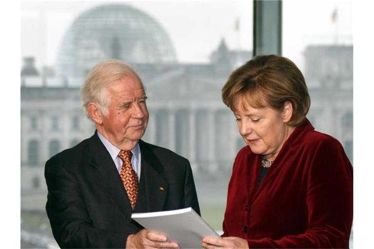 Kurt Biedenkopf 2006 im Bundeskanzleramt mit Kanzlerin Angela Merkel. Foto: Wolfgang Kumm/dpa