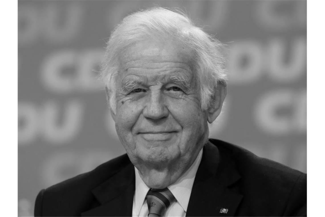 Kurt Biedenkopf ist tot - Politik würdigt Charakterkopf Kurt Biedenkopf im Juni 2015. Der frühere Regierungschef von Sachsen ist mit 91 Jahren gestorben. Foto: Roland Weihrauch/dpa