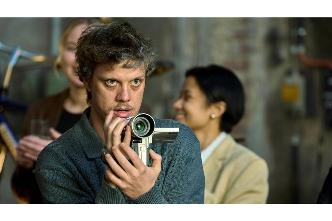 Kurt Hobrecht (Simon Steinhorst) verfolgt die überraschende First-Bike-Präsentation mit seiner Videokamera.