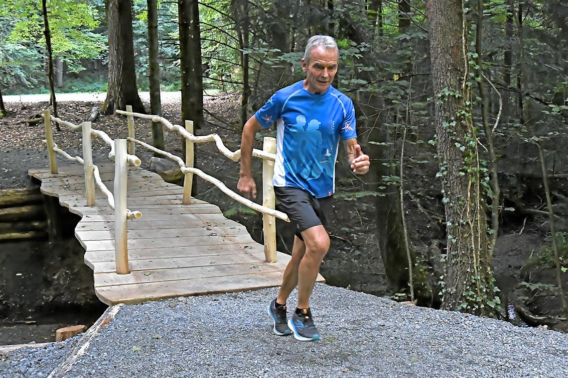 Kurt Strohbeck startet seine Trainingsläufe immer zu Hause in Althütte und durchquert beispielsweise das Steinbachtal. Foto: Tobias Sellmaier