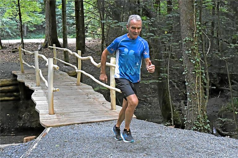 Kurt Strohbeck startet seine Trainingsläufe immer zu Hause in Althütte und durchquert beispielsweise das Steinbachtal. Foto: Tobias Sellmaier