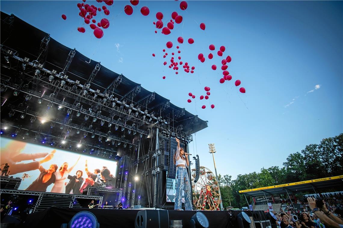 Kurz darauf werden die Ballons in den Aspacher Abendhimmel entlassen.