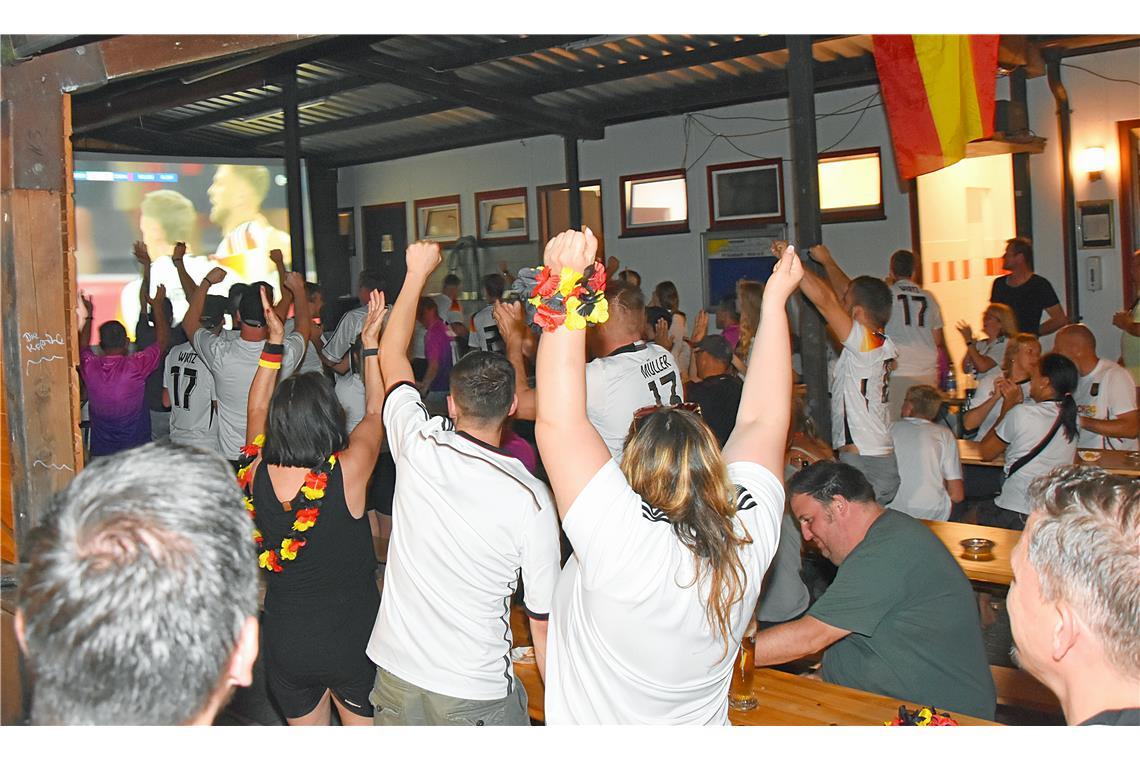 Kurz nach 23 Uhr bejubeln die deutschen Fans am Vereinsheim in Sulzbach den Einz...