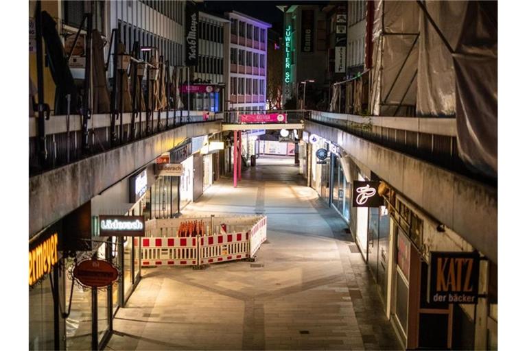 Kurz nach Beginn der Ausgangssperre ist die Stuttgarter Innenstadt menschenleer. Foto: Christoph Schmidt/dpa/Archivbild