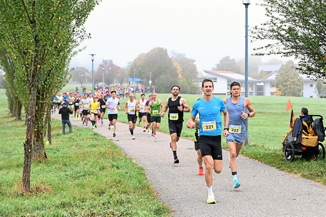 Kurz nach dem Start ist der spätere Zweite Lennart Nies (Nummer 321) noch vor Emil Fast (222), am Ende gewinnt Emil Fast mit zwei Sekunden Vorsprung. Fotos: Tobias Sellmaier