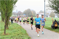 Kurz nach dem Start ist der spätere Zweite Lennart Nies (Nummer 321) noch vor Emil Fast (222), am Ende gewinnt Emil Fast mit zwei Sekunden Vorsprung. Fotos: Tobias Sellmaier