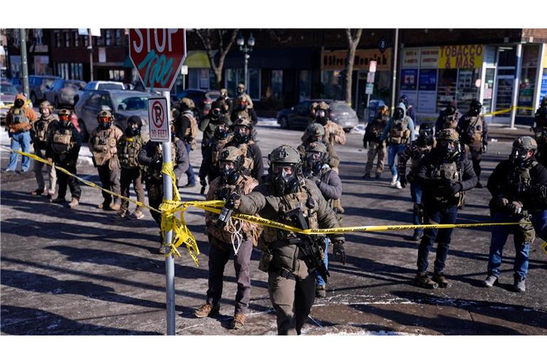 Kurz nach dem Vorfall versammelten sich Demonstranten vor Ort, die Beamten sperrten die Umgebung ab.