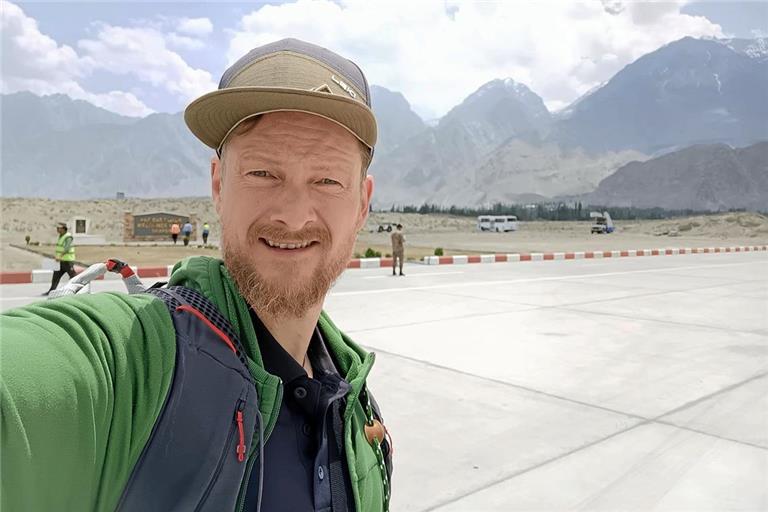 Kurz nach der Ankunft auf dem Flughafen im pakistanischen Skardu macht sich Marc Grün bereits auf den Weg ins Hochgebirge. Foto: privat