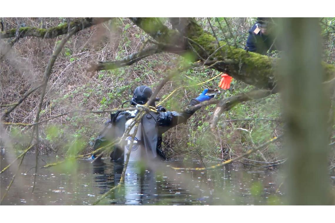 "Dann erledigen und anzünden" - lebenslange Haft für Ehepaar Kurz nach der Leiche der Mutter des Babys wurde die Leiche der Großmutter in einem Teich in der Nähe von Karlsruhe entdeckt. (Archivbild)