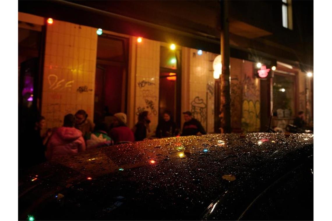 Kurz nach der Sperrstunde sind noch Gäste vor einer Bar in Neukölln. Foto: Annette Riedl/dpa