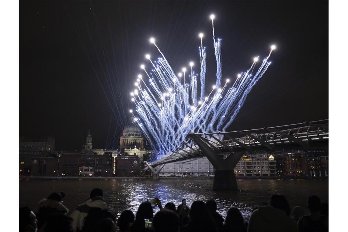 Kurz nach Mitternacht wird an der Londoner Millennium Bridge, die über die Themse führt, Pyrotechnik gezündet. Foto: Matt Dunham/AP/dpa