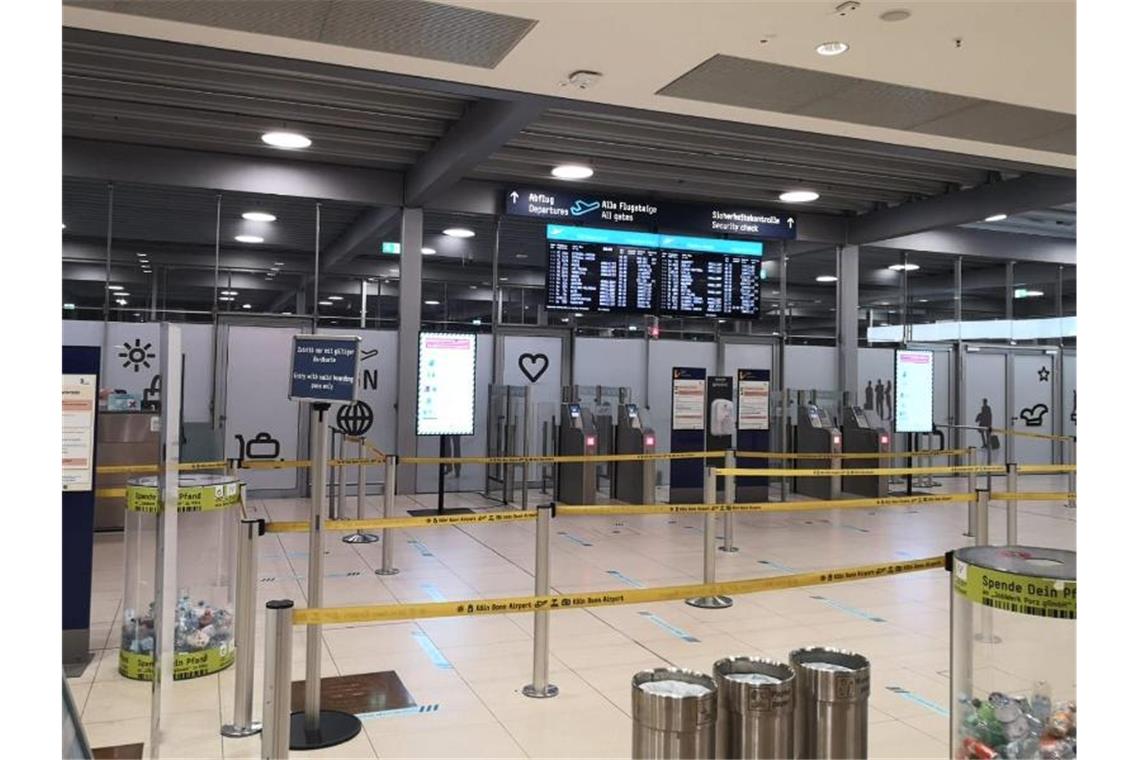 Warnstreiks an Flughäfen werden ausgeweitet Kurz nach Streikbeginn ist der Bereich vor der geschlossenen Sicherheitskontrolle am Flughafen Köln/Bonn verwaist. Foto: Özay Tarim/Verdi/dpa