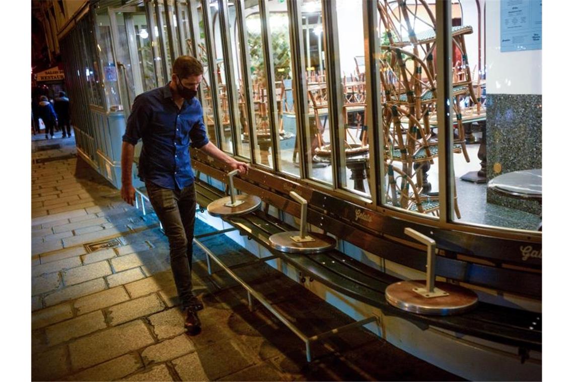 Zahl der Corona-Neuinfektionen steigt weltweit Kurz vor Beginn der Ausgangssperre in Paris schließt das Restaurant - die Corona-Zahlen sind weiter hoch. Foto: Elko Hirsch/SOPA Images via ZUMA Wire/dpa