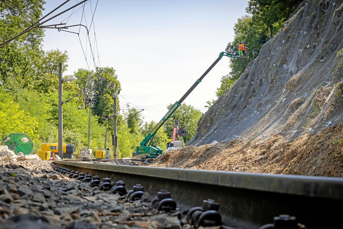 Kurz vor Burgstetten arbeiten Bauarbeiter seit über zwei Wochen rund um die Uhr an der Sicherung des Hangs. Fotos: Alexander Becher